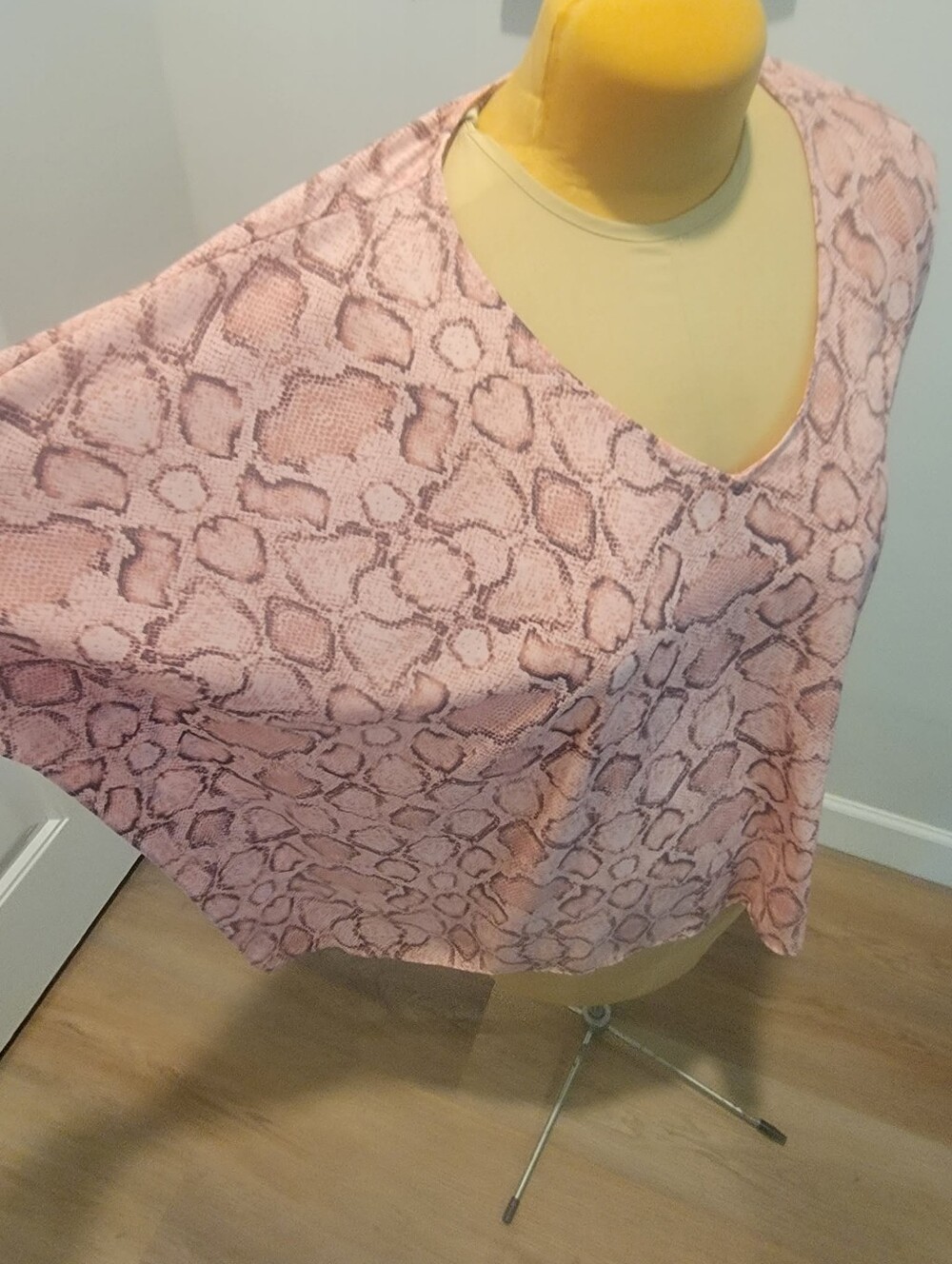 Buddy Love Size XS North Tunic Light Pink & Gray Snakeskin Print Fits Like 2X
